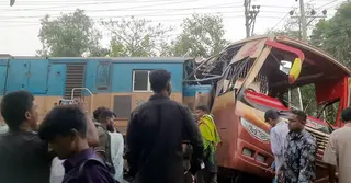 কুমিল্লায় বাসে ট্রেনের ধাক্কা, নিহত ১২